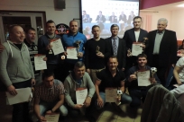 Wójt Krzysztof Glajcar i przewodniczący rady Bogusław Konecki z nagrodzonymi piłkarzami i siatkarzami